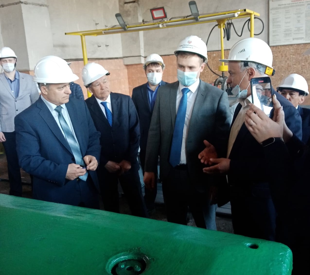 Глава республики Хакасия посетил одно из предприятий НВРК 